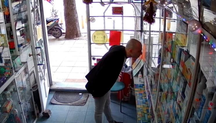 крадец - НАГЛА КРАЖБА: Мъж си купи лекарства от аптека, „забрави“ да плати и избяга, фармацевтката хукна след него (ВИДЕО)