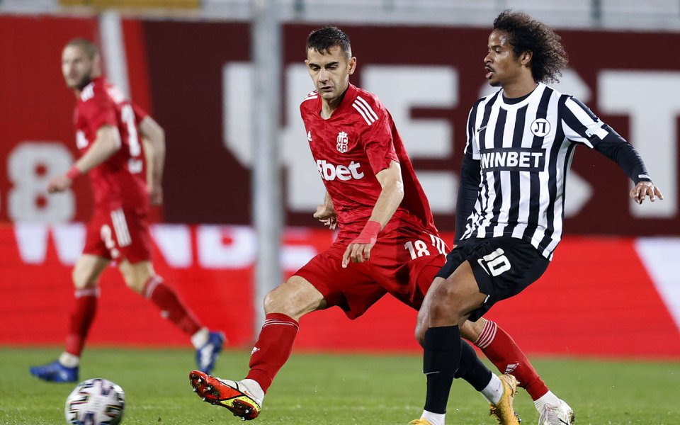 Редица играчи на ЦСКА 1948 гледат към изхода. Почти сигурно