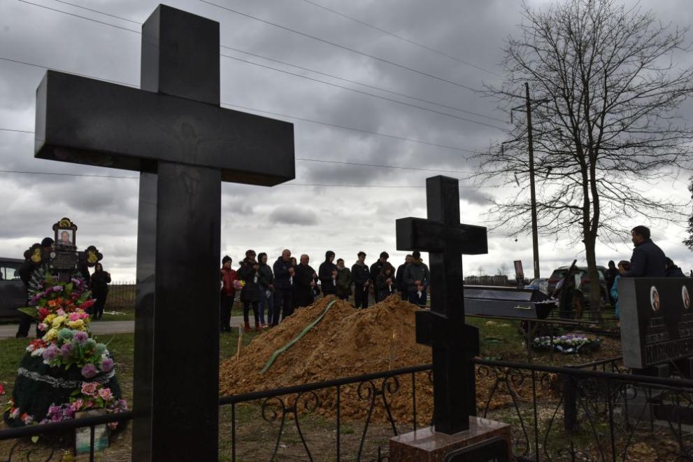 Телата на трима мъже, видимо измъчвани и след това застреляни,