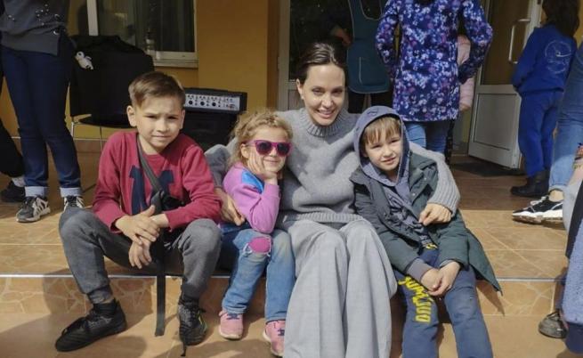 Сирени принудиха Анджелина Джоли да побегне към укритие в Лвов