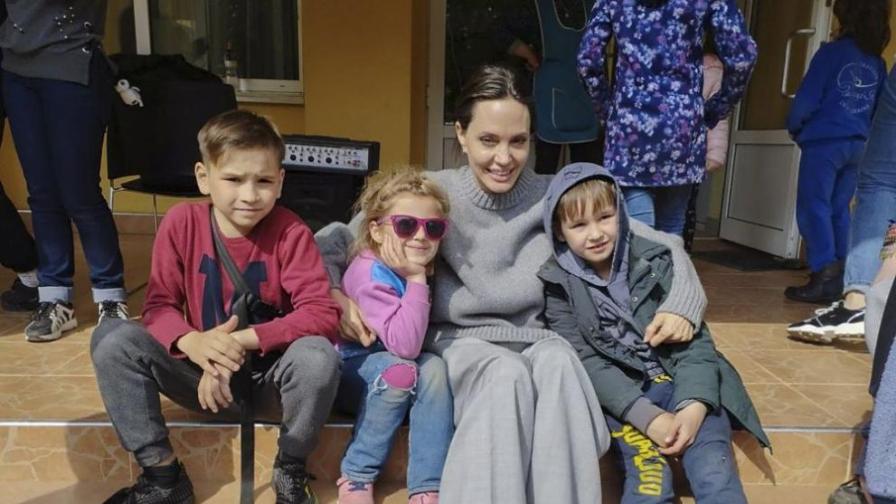 Сирени принудиха Анджелина Джоли да побегне към укритие в Лвов