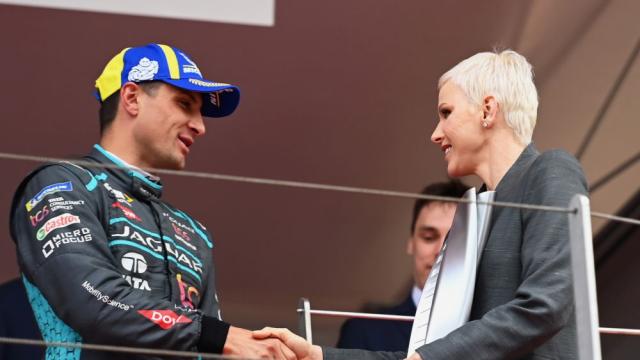 Голямото завръщане: Принцеса Шарлен от Монако дебютира с нова визия  (СНИМКИ)