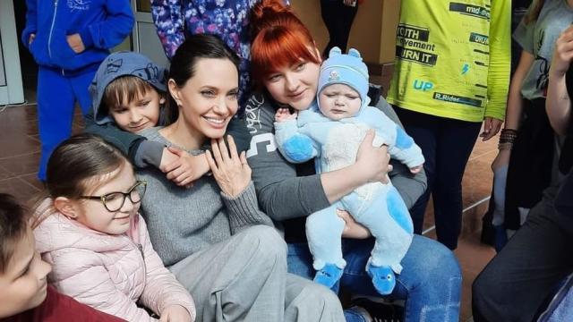 Анджелина Джоли се срещна с ранени украински деца