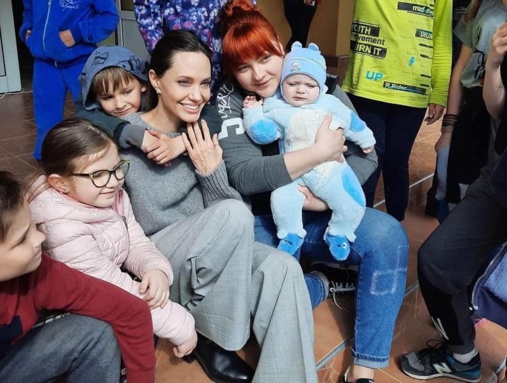 Актрисата се срещна с редица разселени украинци в Лвов, включително