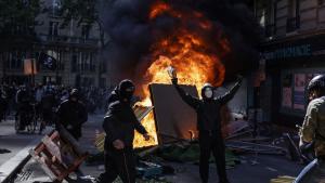 Правителството на френския президент Еманюел Макрон отново оцеля след вот