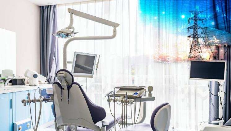 зъболекарски кабинет - Зъболекари слагат пломби на битов ток