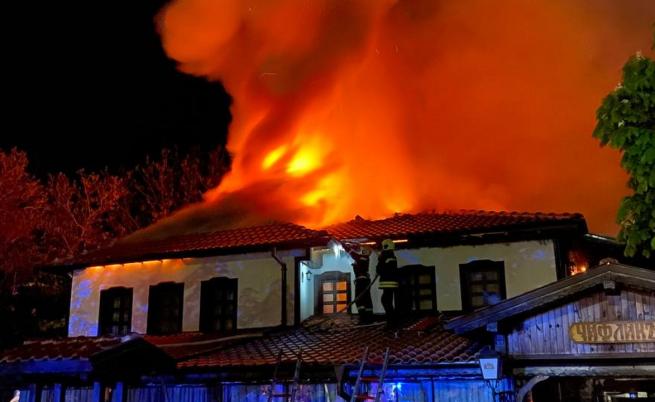 Пожар изпепели покрива на хотелски комплекс в старинната част на Казанлък