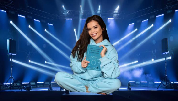 преслава - Фен връчи на Преслава учебник по механика (СНИМКИ)