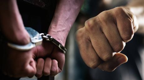 бой арестуван побой