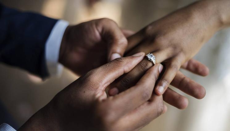 брак - Бивш кандидат за член на парламента на щата Ню Йорк падна на едно коляно на Met Gala 2022 (СНИМКИ+ВИДЕО)