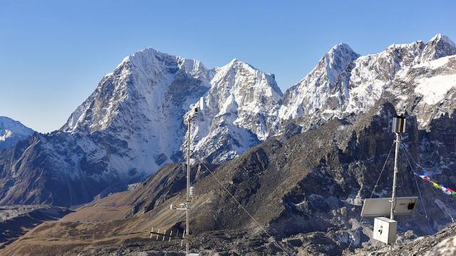 Китай инсталира на Еверест най-високата метеорологична станция в света (ВИДЕО)