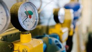 Руският енергиен гигант Газпром заяви че от четвъртък ще преустанови