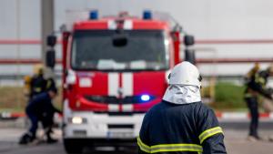 Пожарникари спасиха дете покатерило се на висока необитаема сграда във