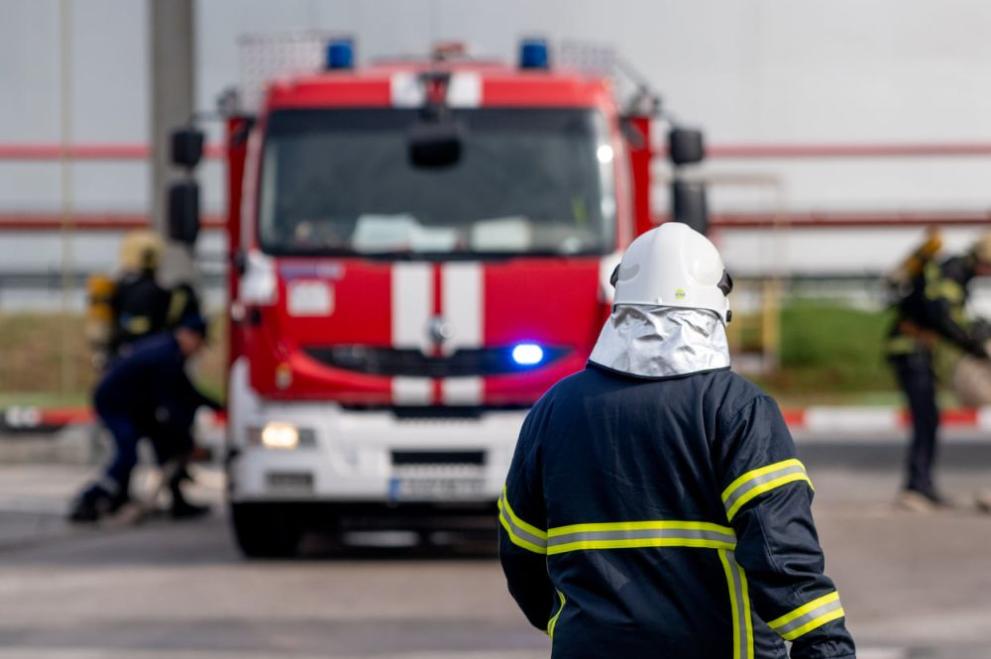 Пожар, възникнал заради техническа неизправност в тежкотоварен автомобил, временно затвори