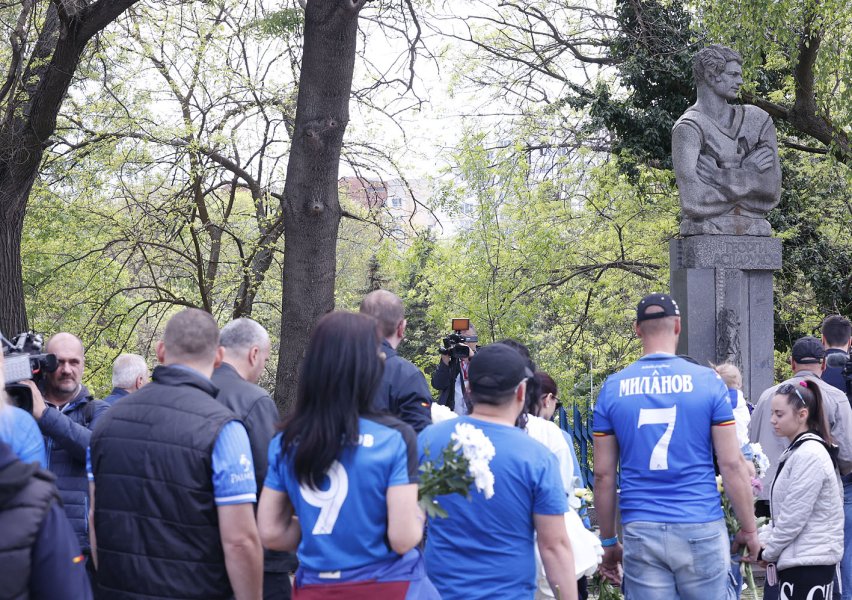 Левски поднася цветя през паметника на Гунди1