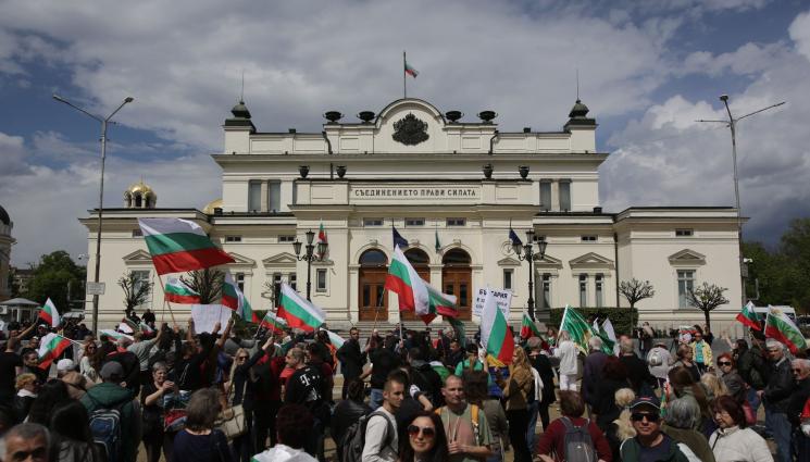 a - БЛОКАДА! Протестиращи срещу военната помощ за Украйна затвориха движението пред Народното събрание