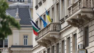 Украинското знаме се развя редом до българското на сградата на