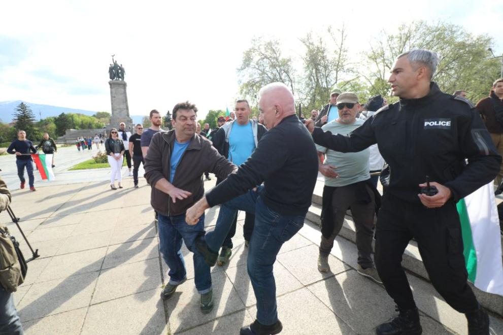  митинг монумент 