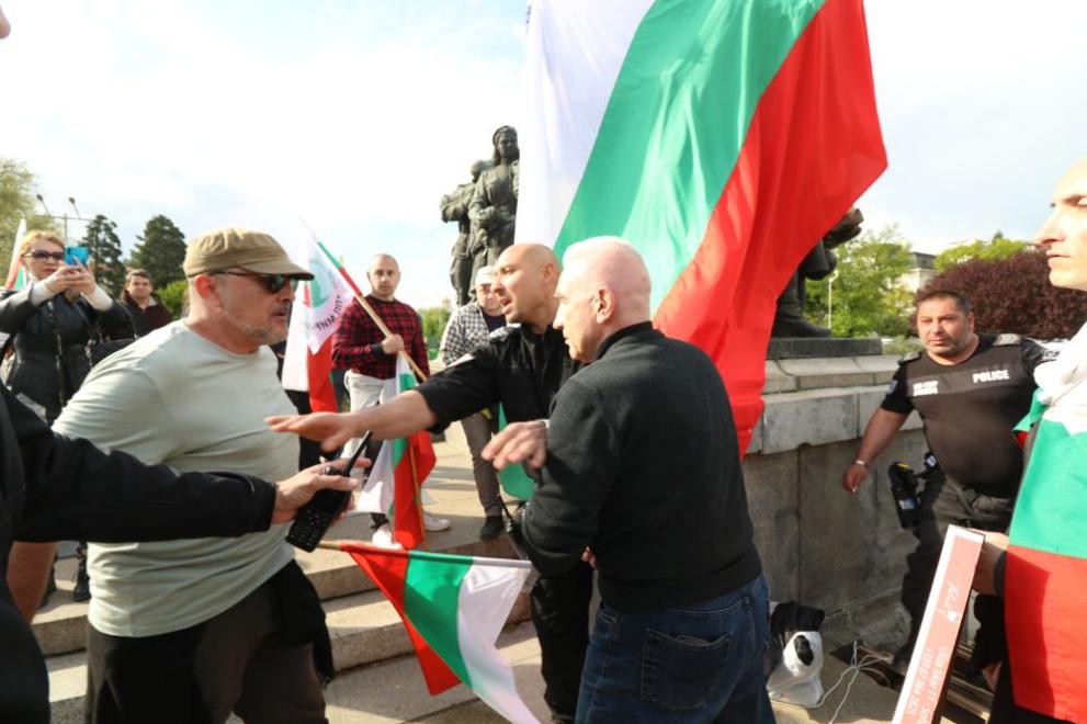 Отново имаше сблъсъци край Паметника на Съветската армия в столицата.В
