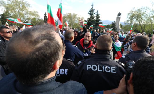 Напрежение на протестите в София, намеси се полиция