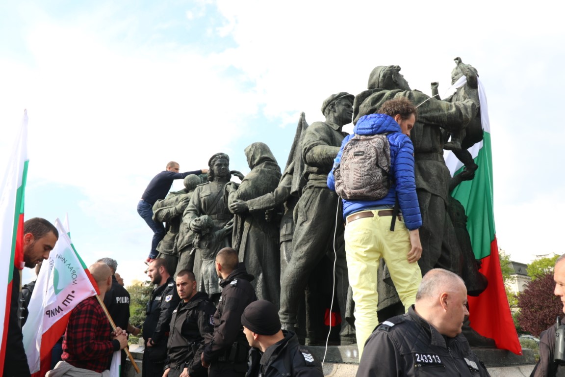 <p>Напрежение между протестите пред паметника на Съветската армия</p>