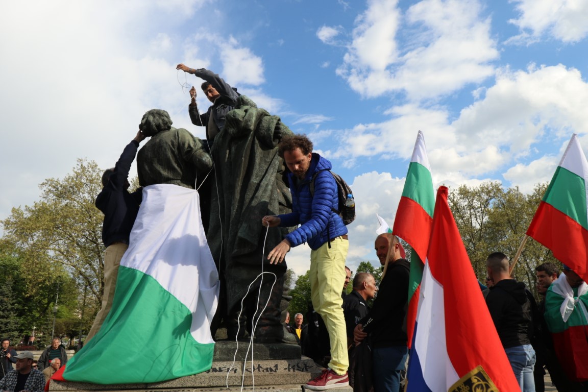 <p>Напрежение между протестите пред паметника на Съветската армия</p>