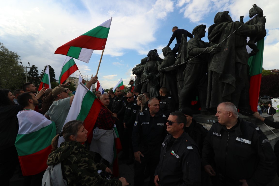 <p>Напрежение между протестите пред паметника на Съветската армия</p>