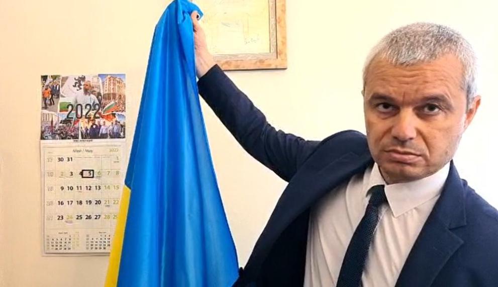 Знамето на Украйна е окачено отново на сградата на Столичната