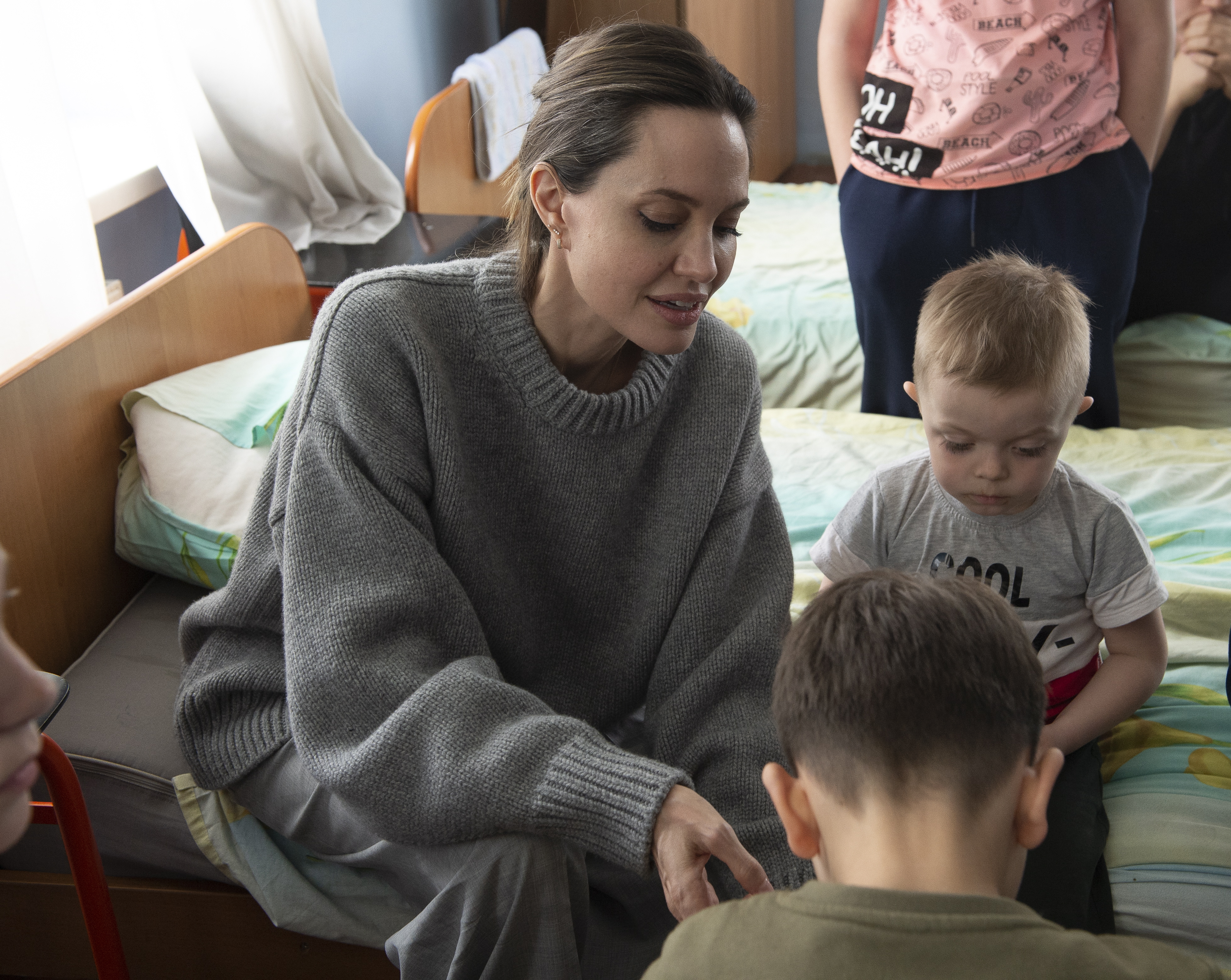 <p>Холивудската актриса Анджелина Джоли&nbsp;посети&nbsp;град Лвов, където се&nbsp;срещна с хора, разселени от войната с Русия. Актрисата също така се снима със свои фенове.</p>