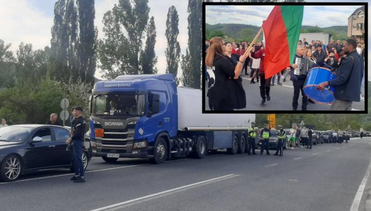 протест Симитли - Протестиращи от Симитли затвориха пътя за Банско, искат да се отвори новия мост. Полиция спря движението на шосето за Гърция