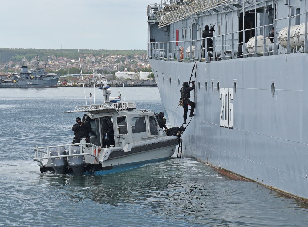 В района на Морска гара - Варна с тържествено вдигане на знамената на бойните кораби, награждаване на военнослужещи и демонстрации, Военноморските сили отбелязаха Денят на храбростта и празника на Българската армия.