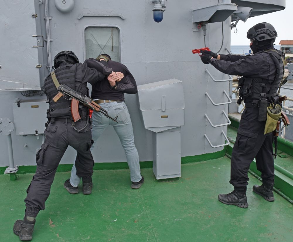 В района на Морска гара - Варна с тържествено вдигане на знамената на бойните кораби, награждаване на военнослужещи и демонстрации, Военноморските сили отбелязаха Денят на храбростта и празника на Българската армия.
