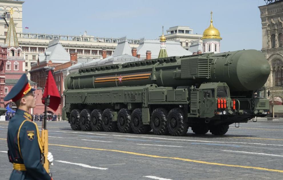 Най-новата руска военна техника премина по Червения площад в Москва