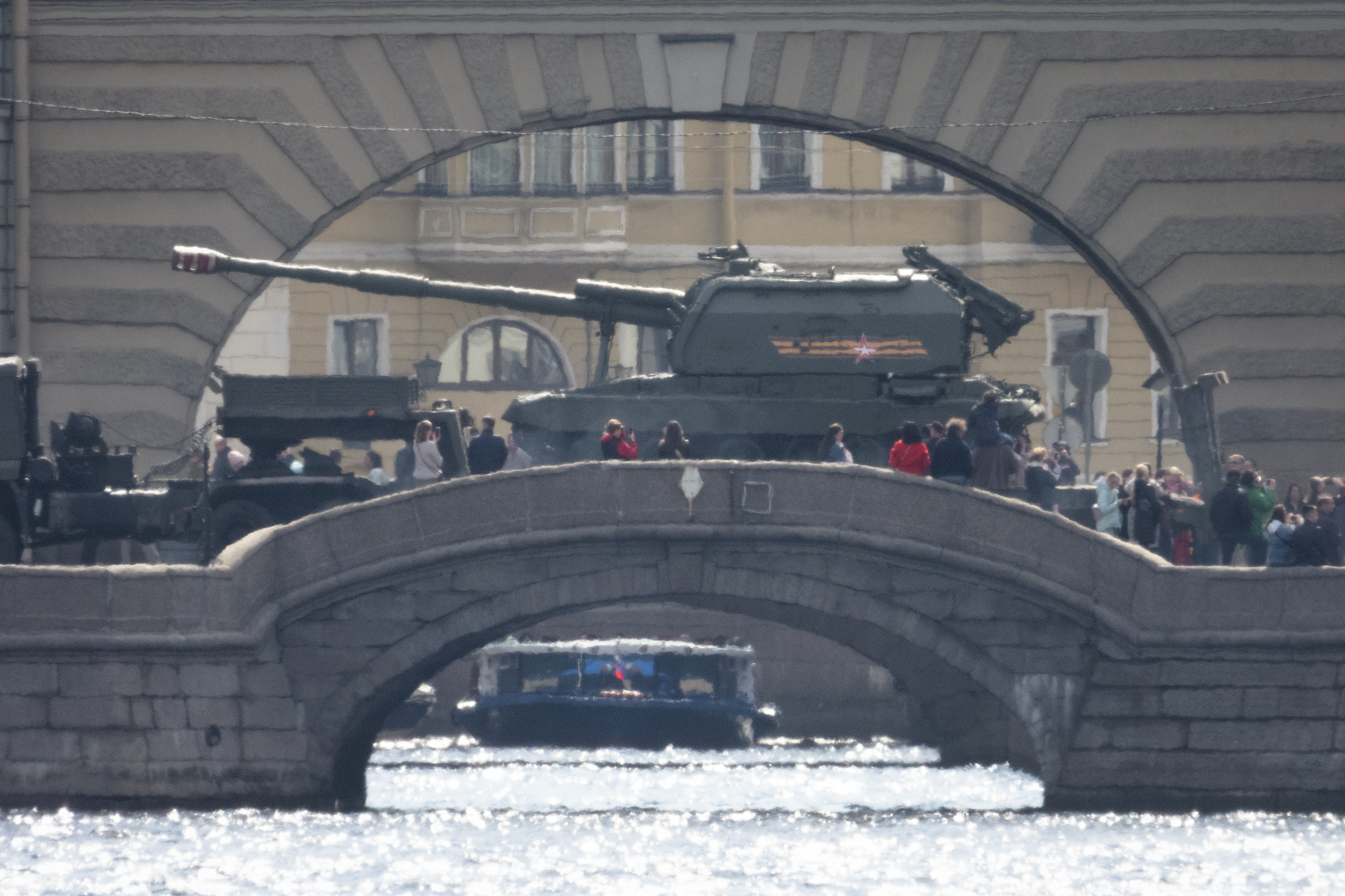 <p>На днешната репетиция по Червения площад в Москва преминаха междуконтинентални балистични ракети РС-24 &quot;Ярс&quot;, маршируващи войници и самоходни артилерийски установки, а в небето прелетяха военни самолети и хеликоптери.</p>