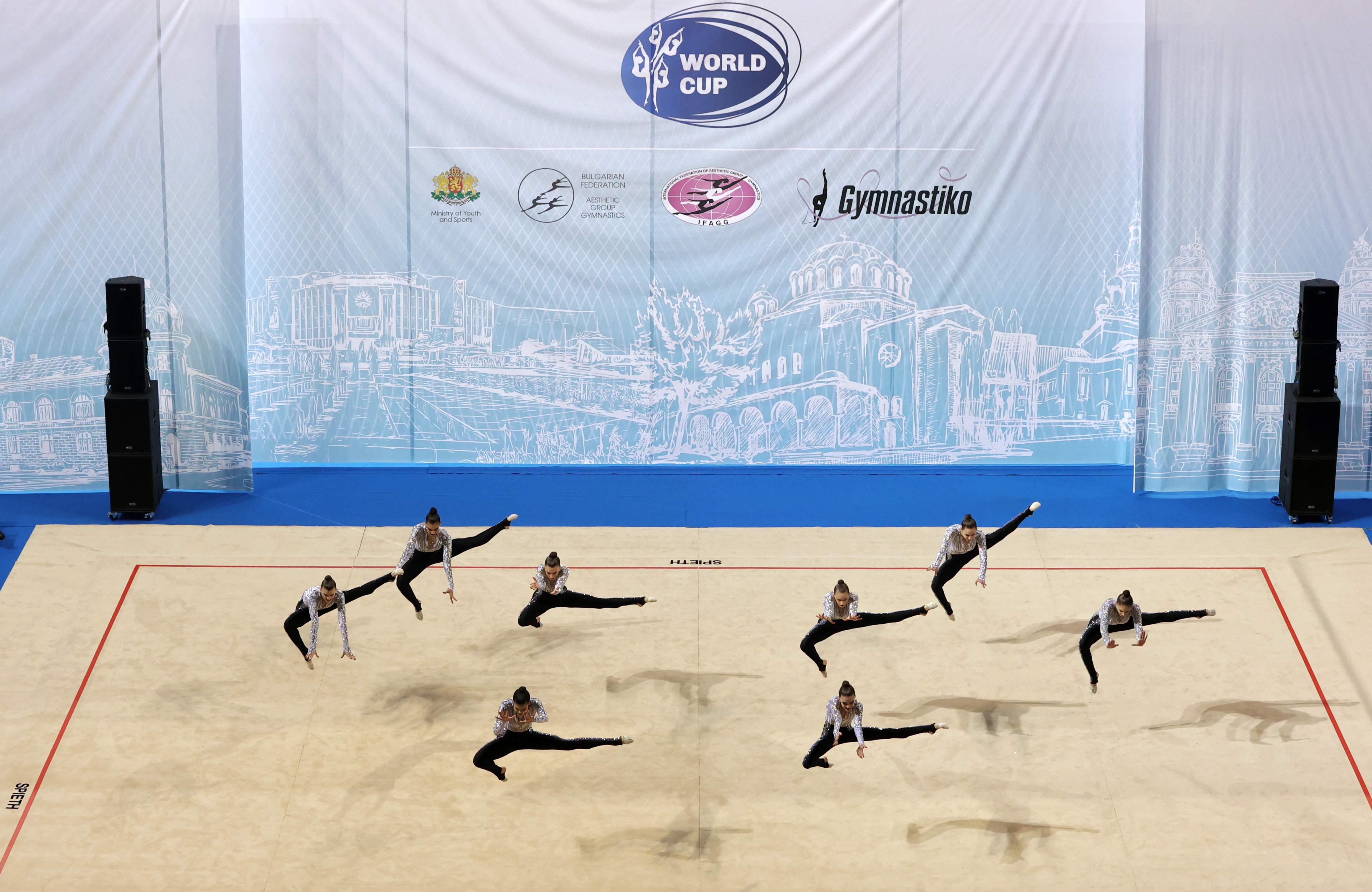 <p>Българските отбори спечелиха два златни медала на Световната купа за жени и &quot;Чалъндж къп&quot; за девойки по естетическа групова гимнастика, които се проведoхa в столичната &quot;Арена Армеец&quot;</p>