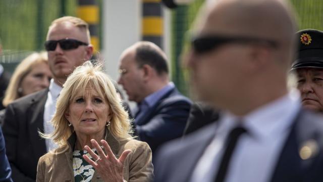 Опасна близост: Джил Байдън целуна съпруга на Камала Харис (СНИМКА/ВИДЕО)