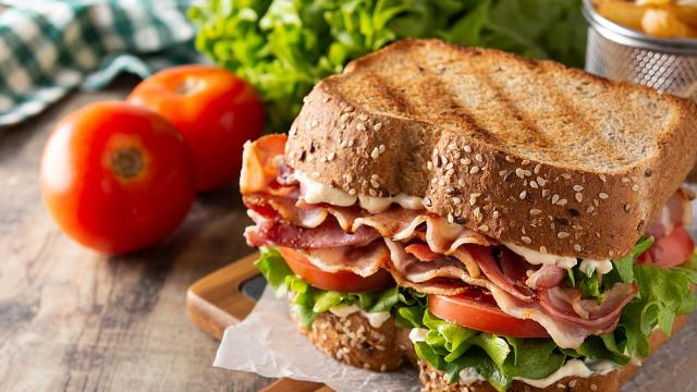 Британец свалил 127 кг, след като консумирал по 12 сандвича на ден (ВИДЕО)