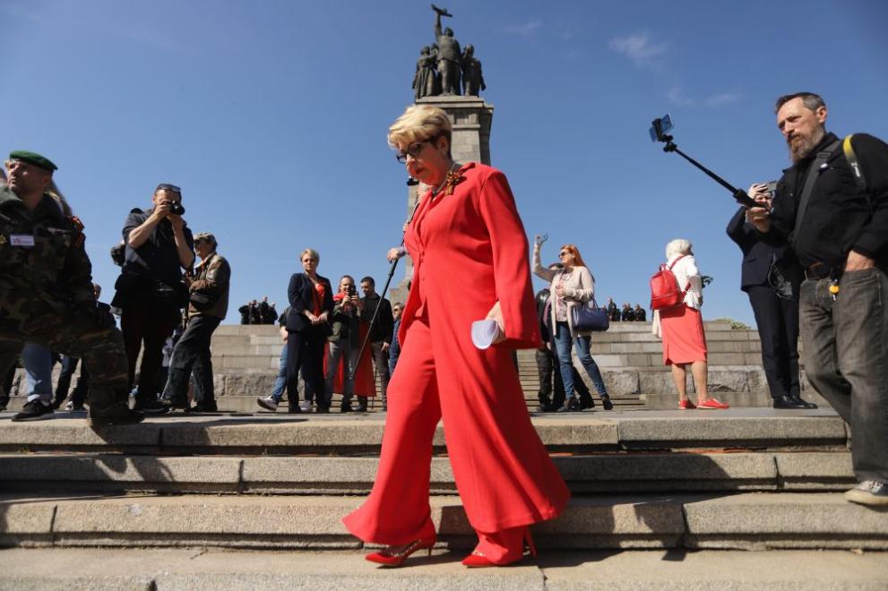 Пред Паметника на съветската се провежда шествие на Безсмъртният полк“,