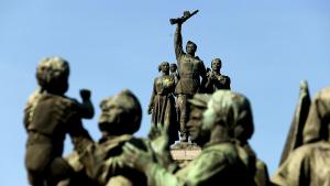 Навръх 9 май Паметникът на съветската армия осъмна боядисан а за