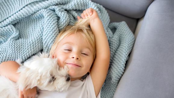 10 неща, по които кученцата и малките деца си приличат
