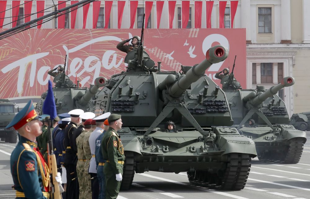 Военна техника дефилира по Дворцовия площад в Санкт Петербург