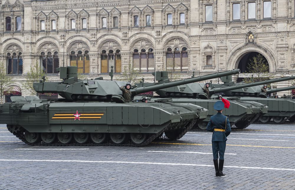 Русия винаги е имала грандиозни паради за Деня на победата, но тази година <strong>желанието на Кремъл да демонстрира военната си мощ</strong>, беше много по-силно от всякога.<br />
<br />
На фона на войната в Украйна,<strong> страната показа бойното снаряжение на руската армия в цели 30 града на страната</strong>. Подготовката за военния парад на Червения площад е започнала още през декември, съобщи руската агенция ТАСС.<br />
<br />
<a href=