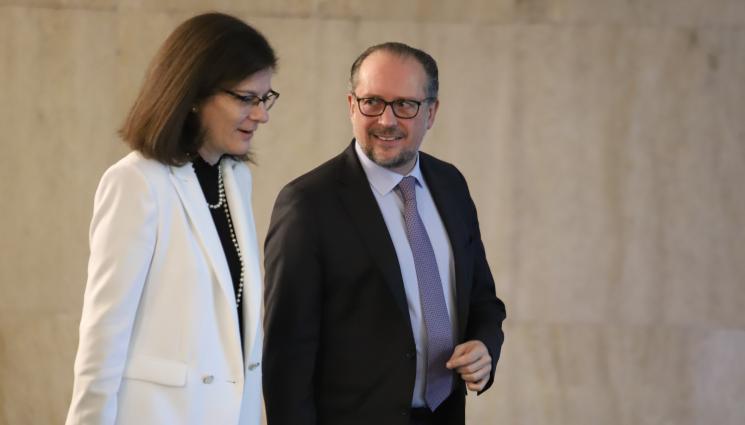 Генчовска - Генчовска пред австрийския си колега: Очакваме от Скопие конкретни действия за необратимо изпълнение на Договора