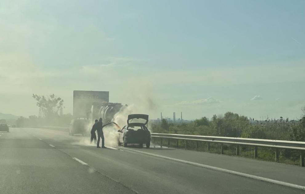 Лек автомобил се запали на автомагистрала Тракия“ на входа на