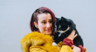 жена и котка