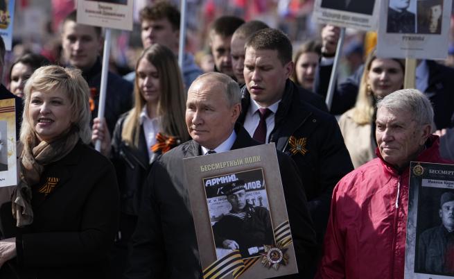 Путин участва в шествието 
