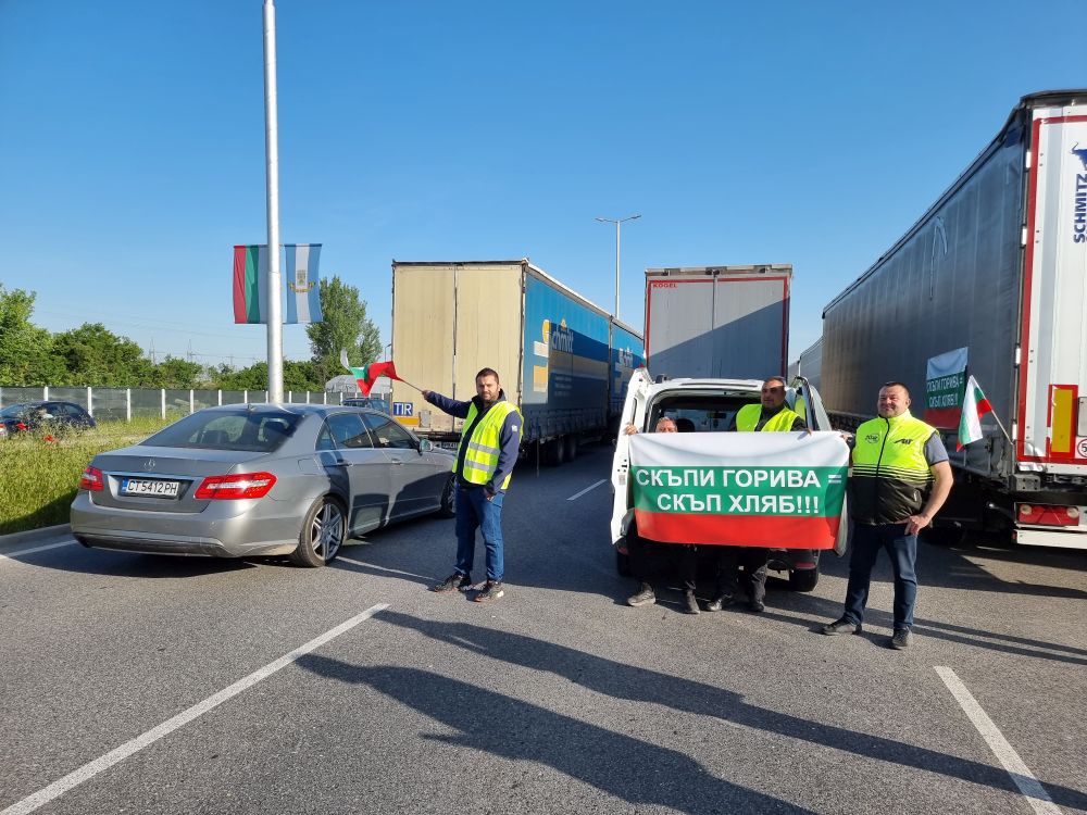 Стотици тежкотоварни автомобили затрудниха движението на част от входно-изходните пътни артерии на Пловдив