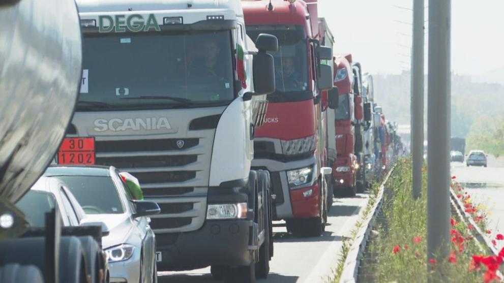 Над 300 тежкотоварни машини и автобусни превозвачи се включиха в