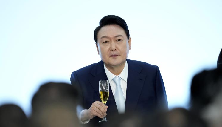 Юн Сук Йол - Новият президент на Южна Корея повтори „свобода“ 35 пъти и встъпи в длъжност. Обеща благоденствие за КНДР, ако тя се денуклеизира