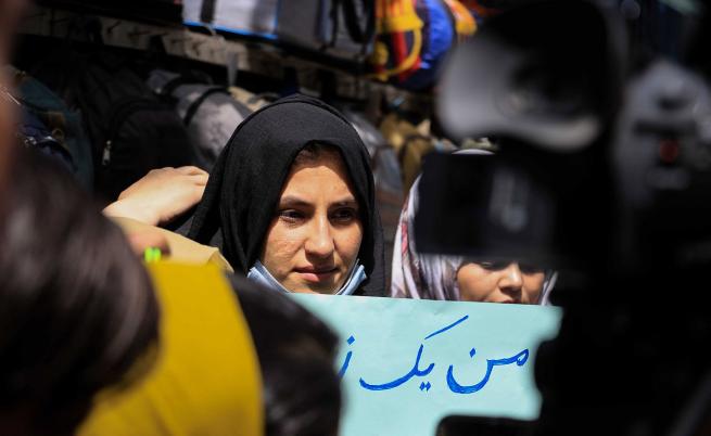 Десетина жени излязоха на протест срещу задължителните бурки  в Кабул